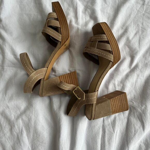 Vince-camuto Women's Tan and Cream Courts - Picture 2 of 3